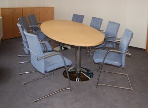 centrální noha konferenčního stolu