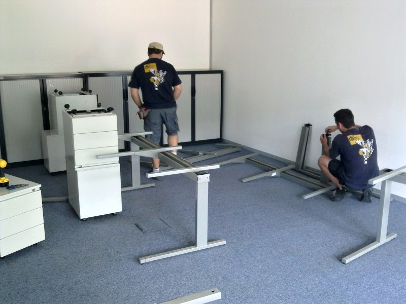 pracovníci naší firmy provádějí montáž nábytku