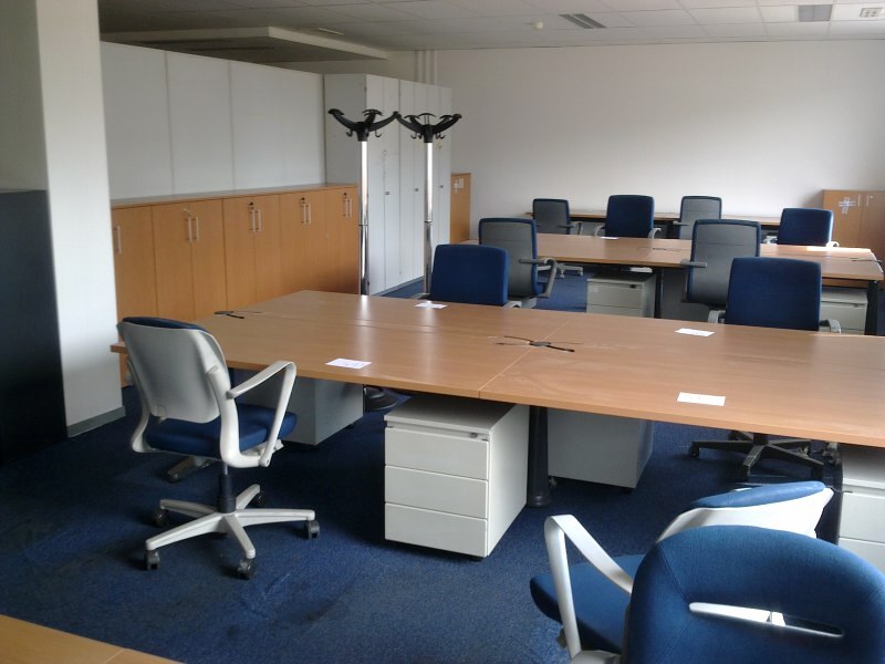 Halová kancelář vybavená pronajatým nábytkem