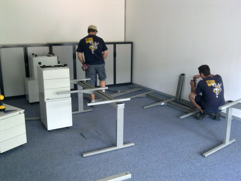 Pracovníci firmy Quick Office při montáži